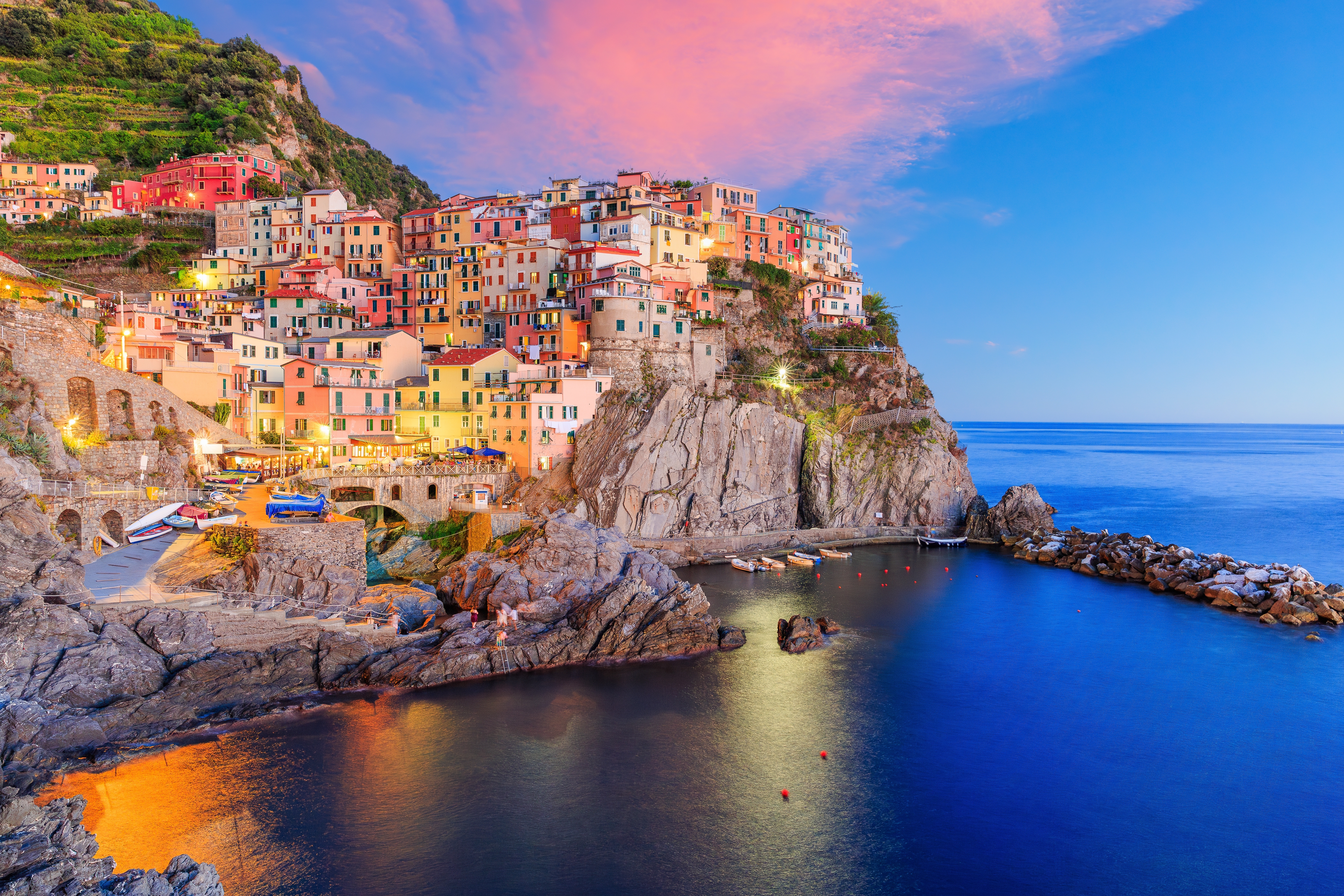 Farverige huse i Manarola-landsbyen på klipper ved solnedgang i Cinque Terre Nationalpark, Ligurien, Italien