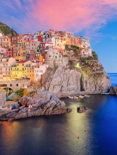 Farverige huse i Manarola-landsbyen på klipper ved solnedgang i Cinque Terre Nationalpark, Ligurien, Italien