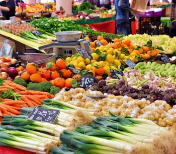 Farverigt frugt- og grøntsagsmarked i Marché Forville i Cannes - et autentisk fransk madmarked med friske lokale råvarer og livlig atmosfære på den franske riviera