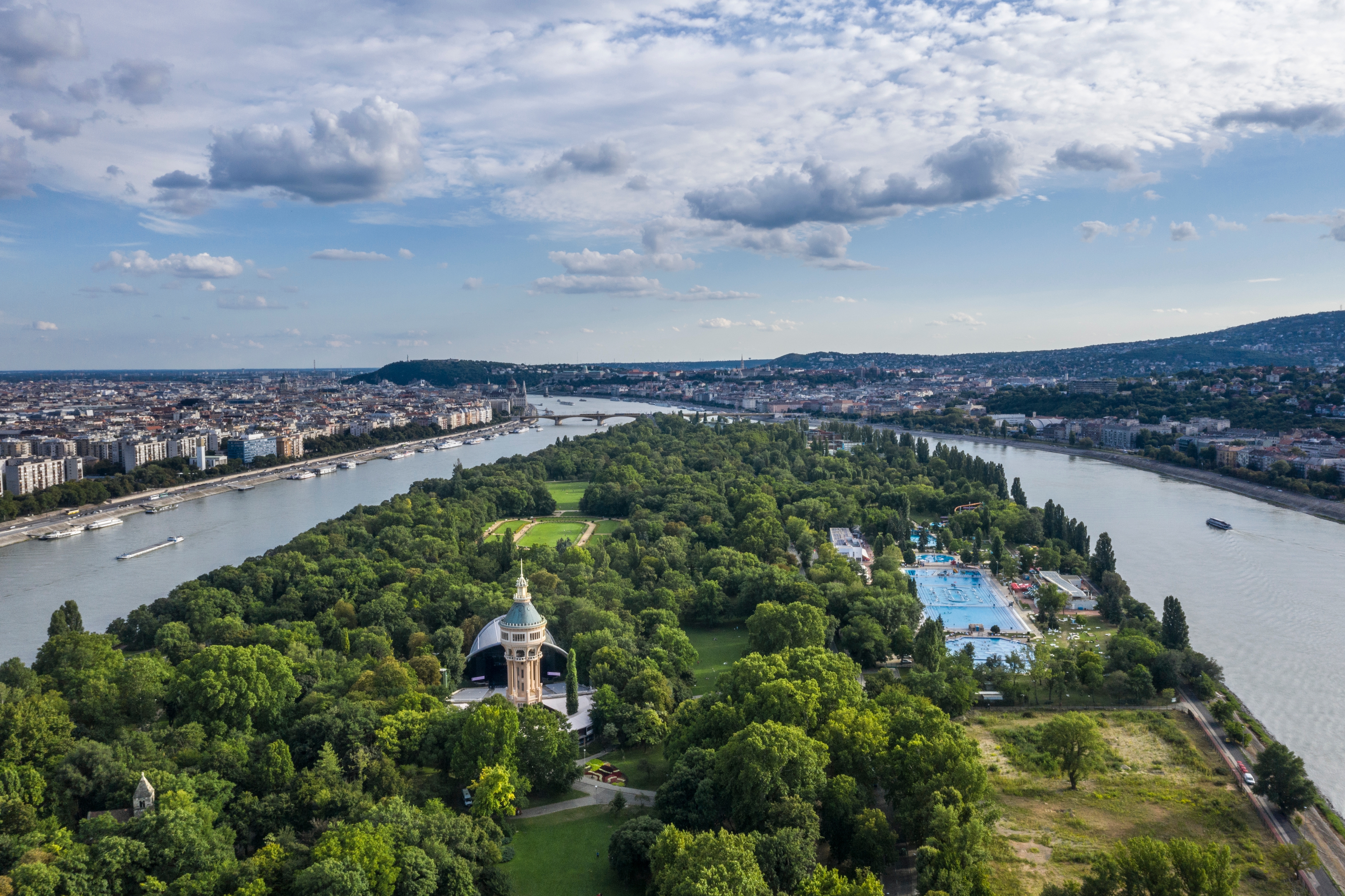 Luftfoto af Margit-øen i Budapest - en grøn oase omgivet af Donau-floden og et populært turistmål i Ungarns hovedstad