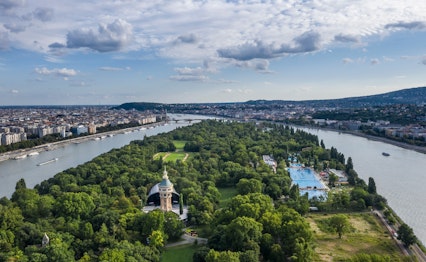Luftfoto af Margit-øen i Budapest - en grøn oase omgivet af Donau-floden og et populært turistmål i Ungarns hovedstad