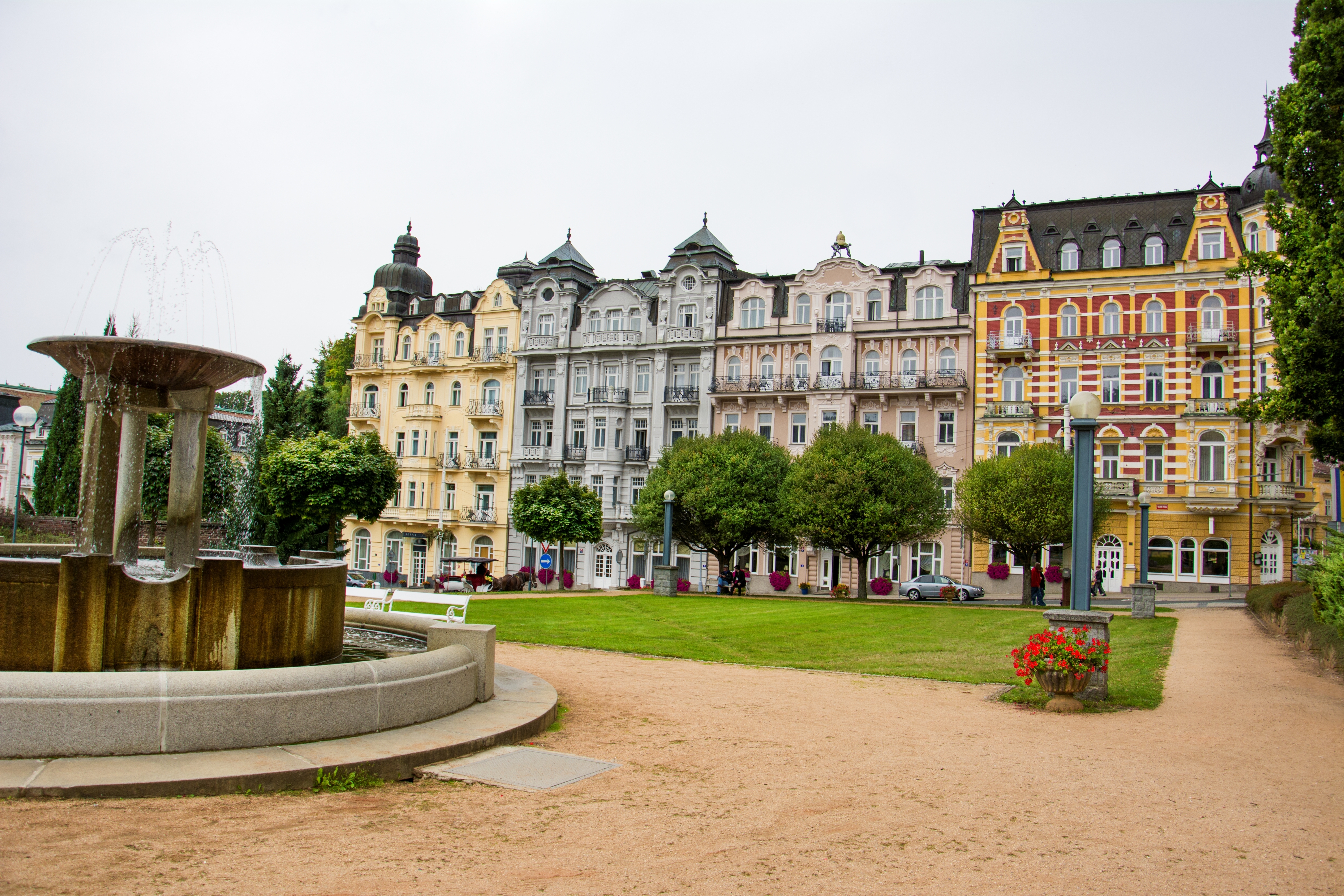 Marienbad spa by med smukke historiske bygninger og springvand på det centrale torv