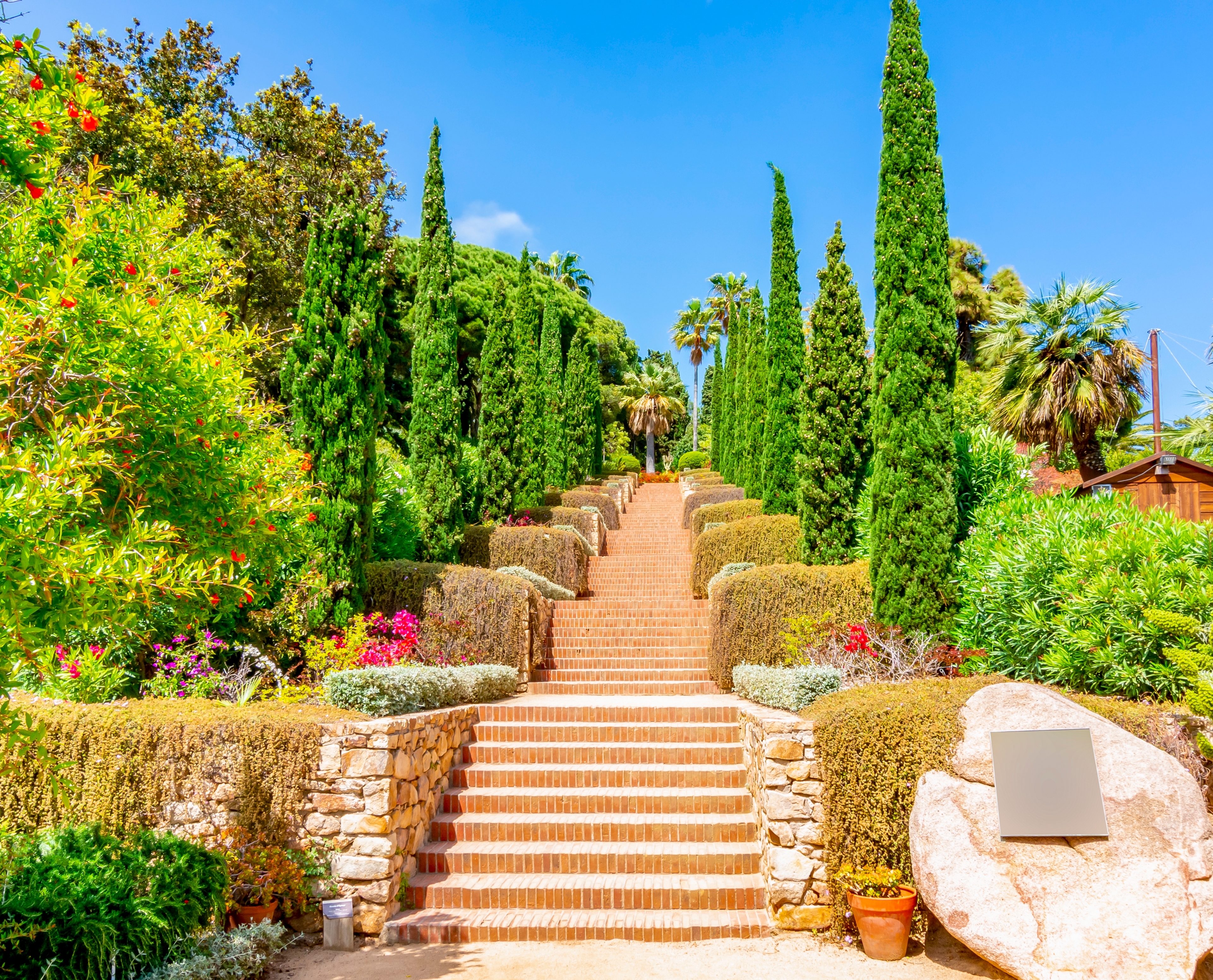 Panoramaudsigt over Marimurtra botaniske have med middelhavet, tropiske planter og pavillon i Blanes, Costa Brava