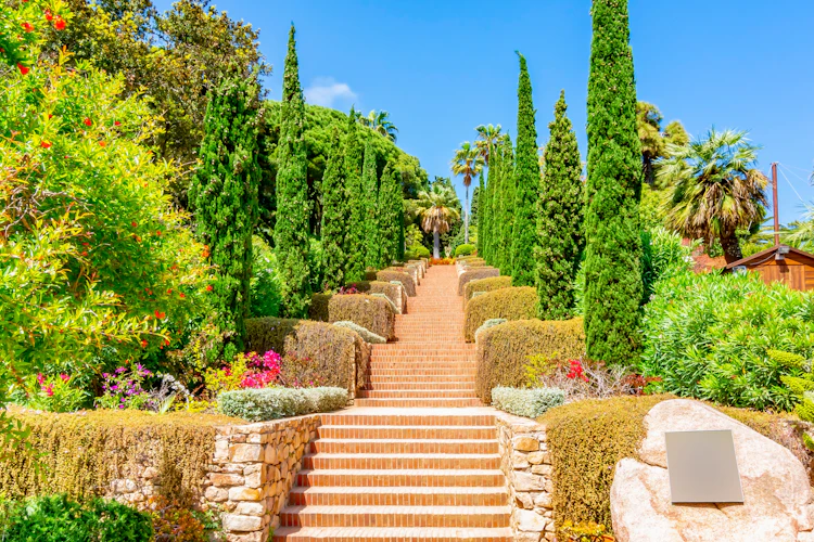 Panoramaudsigt over Marimurtra botaniske have med middelhavet, tropiske planter og pavillon i Blanes, Costa Brava