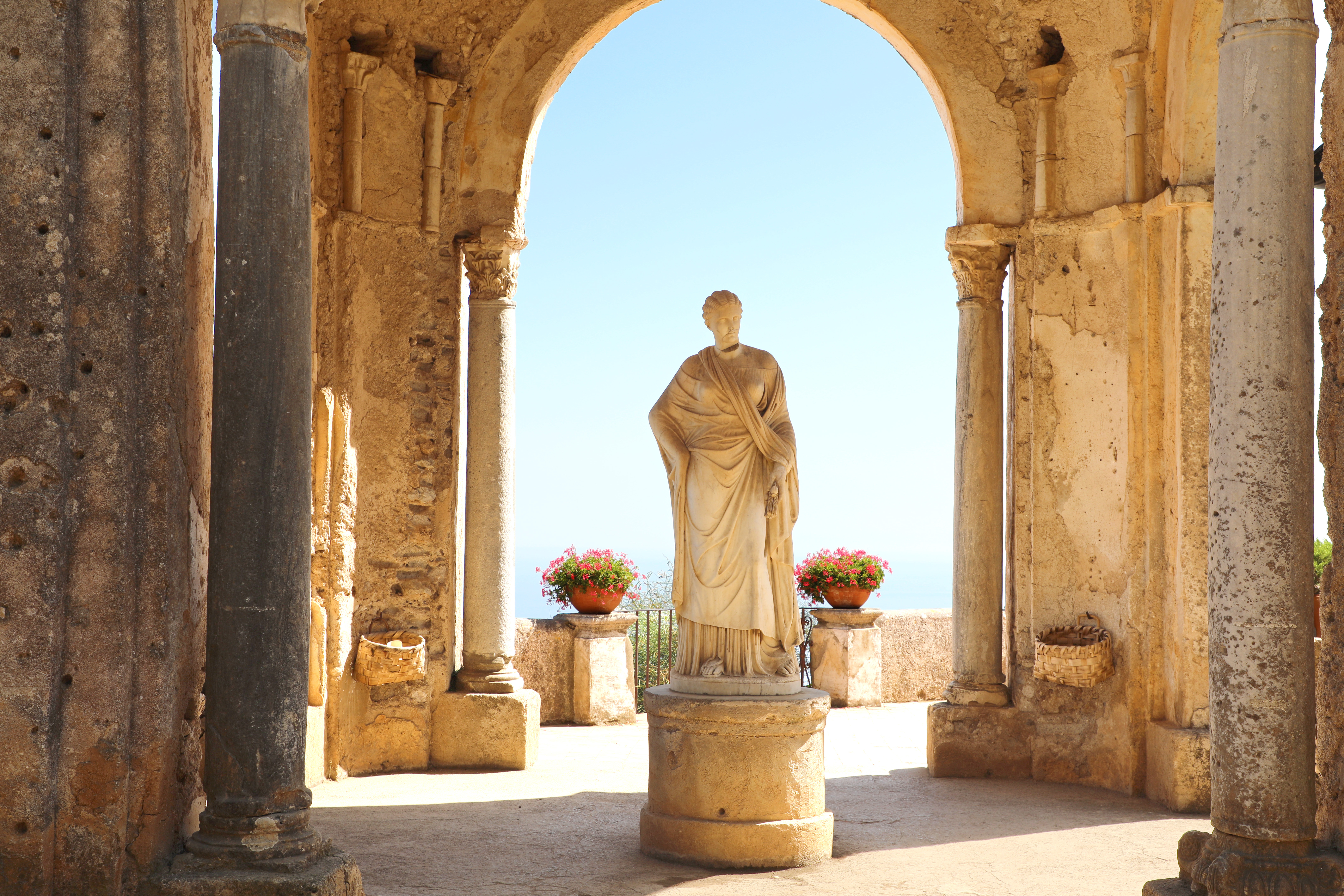 Historisk marmorstatue med panoramaudsigt over Middelhavet fra Villa Cimbrones terrasse i Ravello på Amalfikysten, Italien
