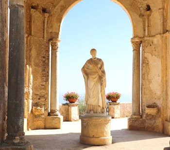Historisk marmorstatue med panoramaudsigt over Middelhavet fra Villa Cimbrones terrasse i Ravello på Amalfikysten, Italien