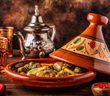 Traditionel marokkansk kylling tagine fra Tanger med saltede citroner og grønne oliven serveret i autentisk lerfad