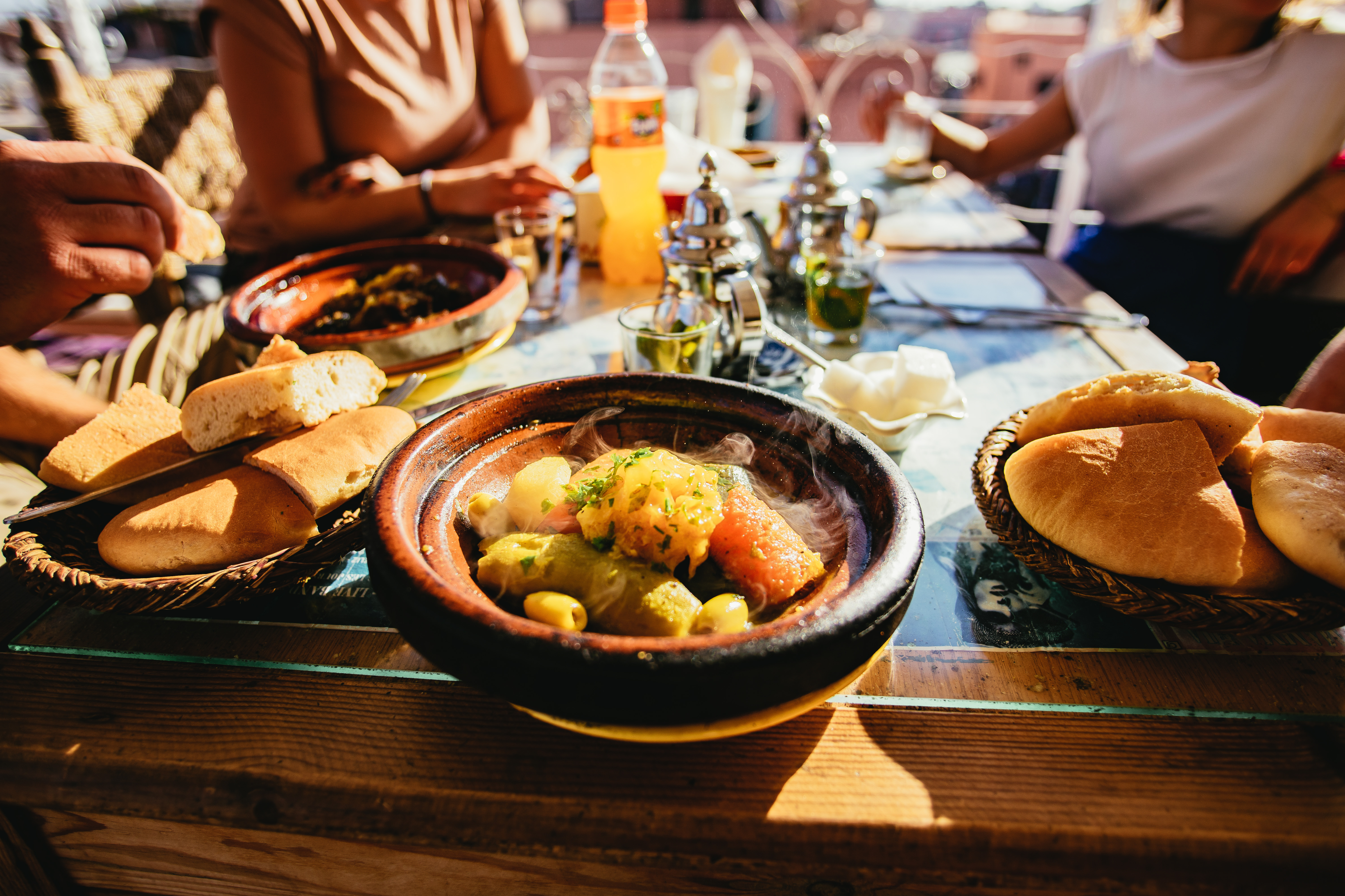 Traditionel marokkansk tajine ret med grøntsager og brød serveret på restaurant i Marrakech
