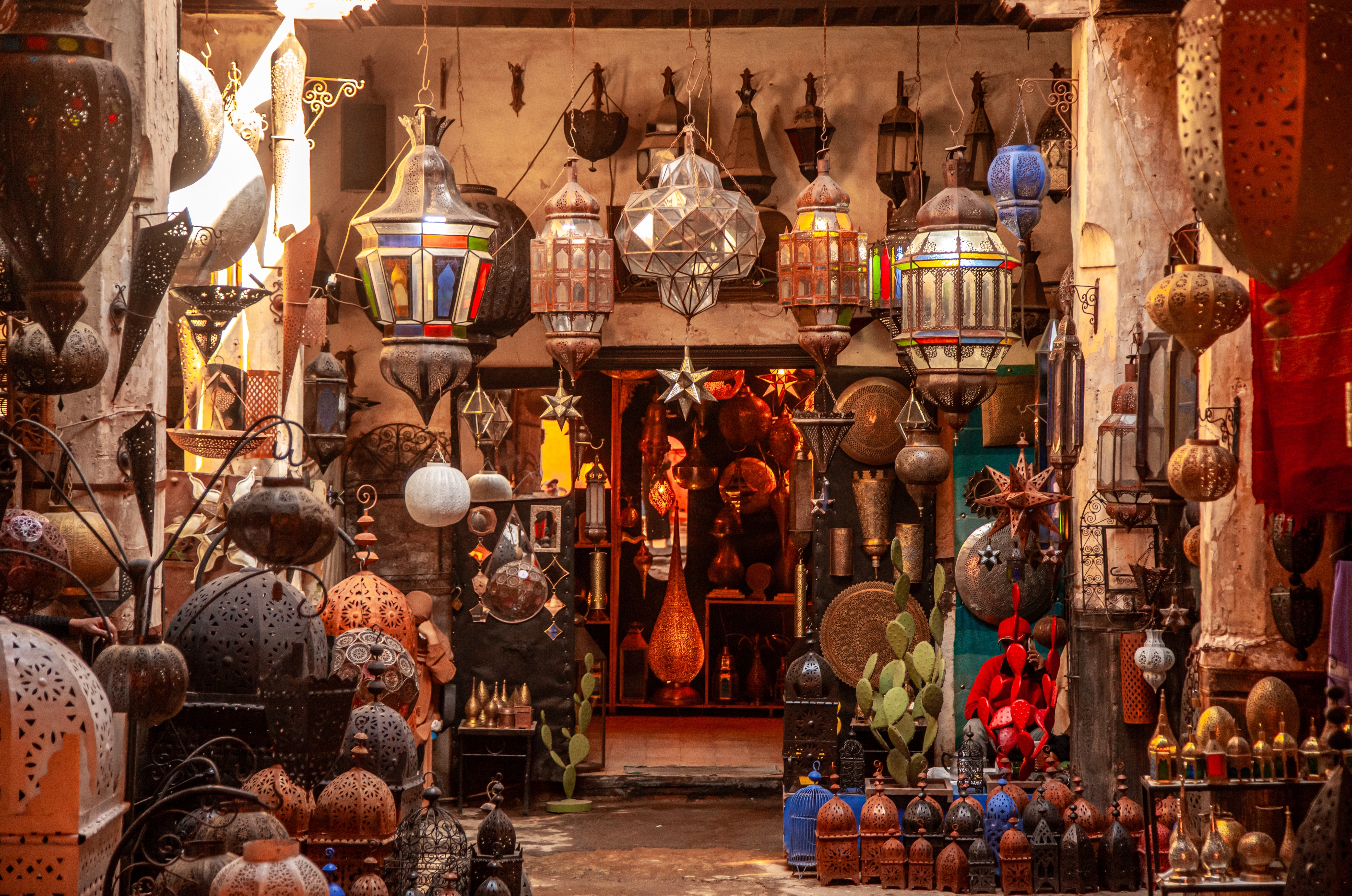 Farverig butik med traditionelle marokkanske lamper og lanterner med dekorativt metalarbejde og farvet glas i den livlige souk-markedsplads i Marrakech, Marokko