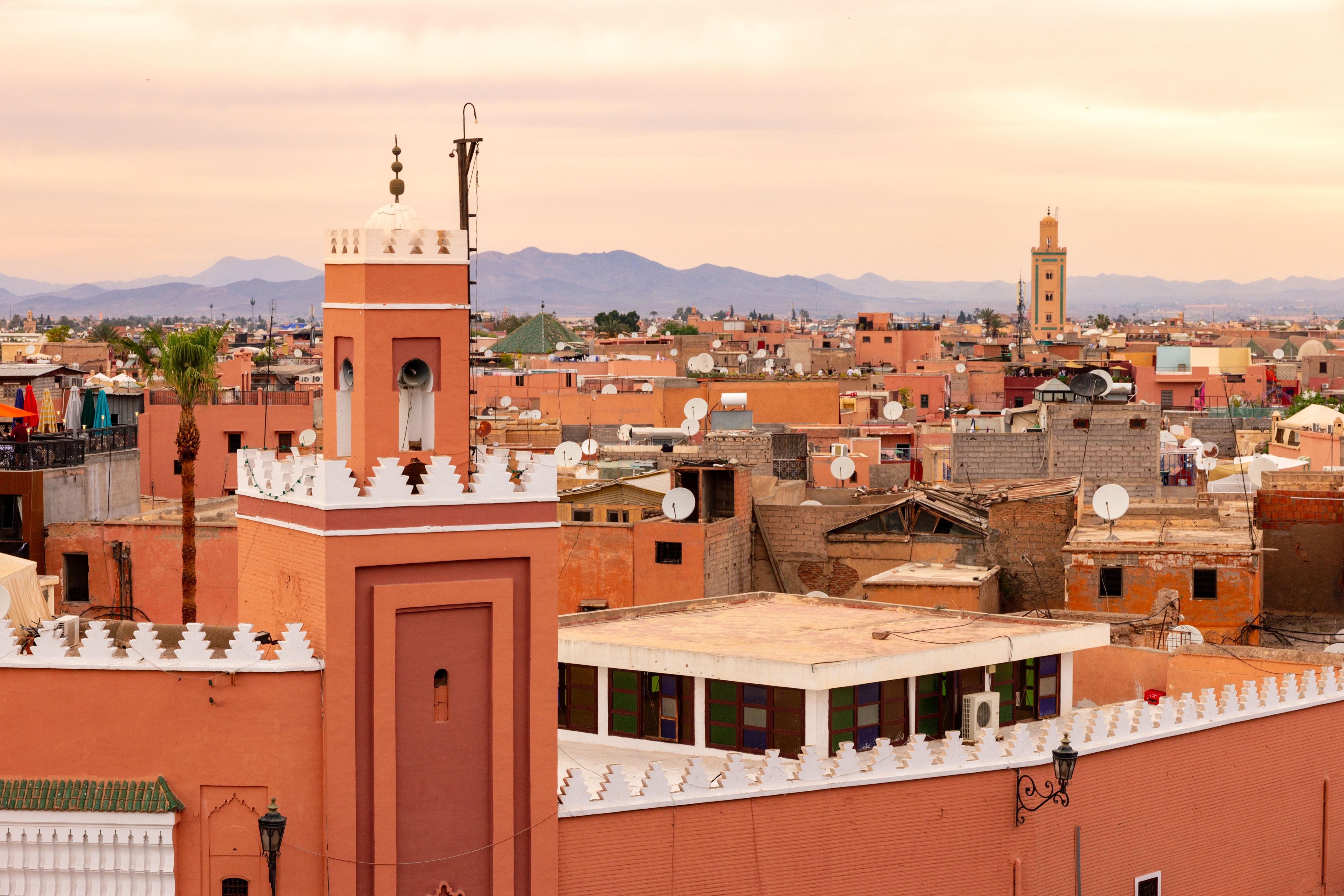 Historisk minaret-tårn ved den gamle bymur i Marrakechs farverige medina, Marokko