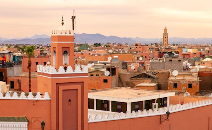 Historisk minaret-tårn ved den gamle bymur i Marrakechs farverige medina, Marokko