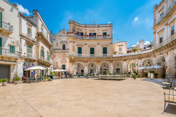 Historiske Piazza Plebiscito i Martina Franca med smuk barokarkitektur og hvide bygninger i hjertet af Apulien