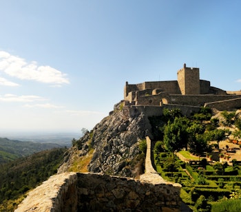 Udsigt over Marvão borgen og vold med frugttræer og landskab i Alentejo, Portugal.