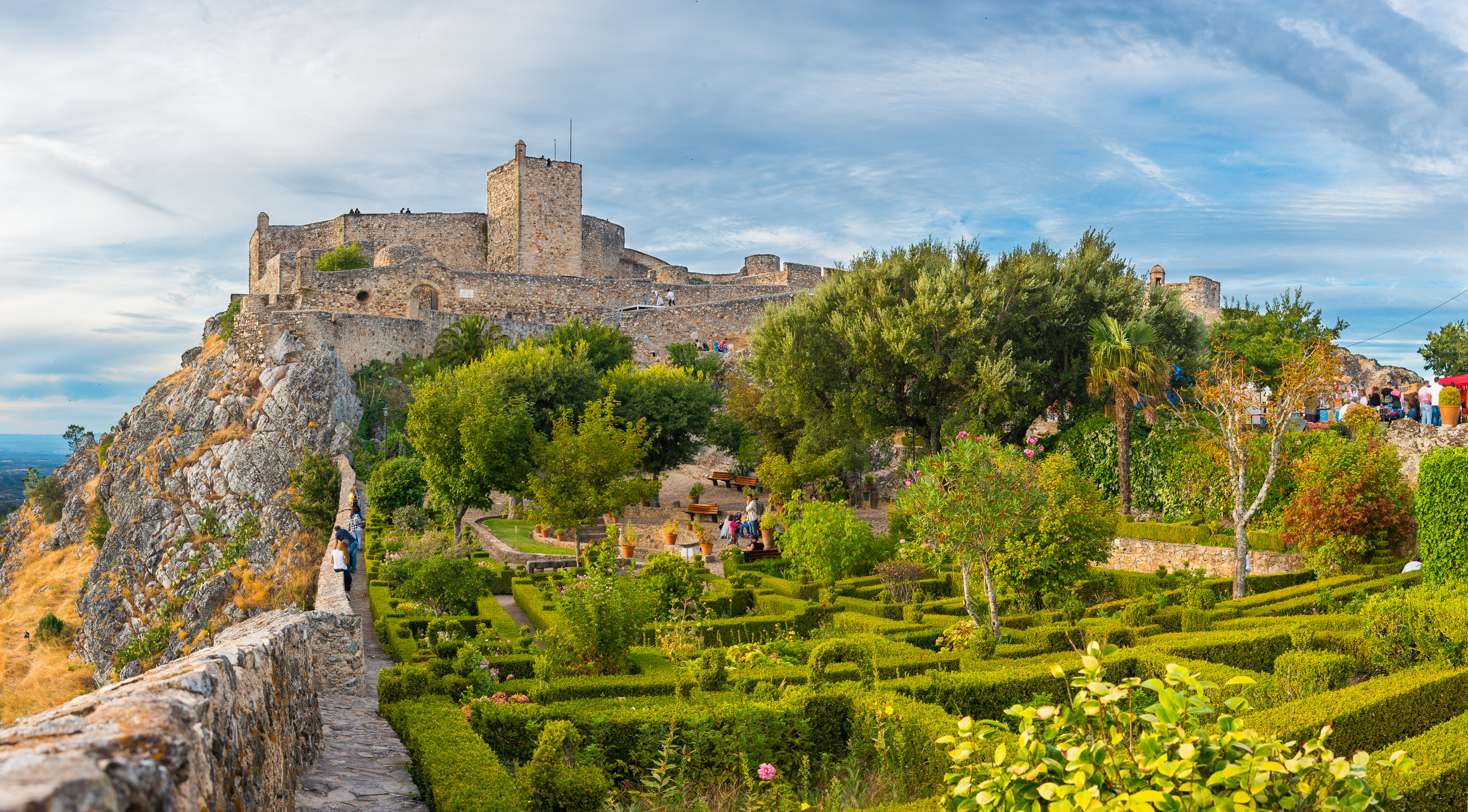 Panoramaudsigt over det middelalderlige Marvão Slot med smukke terrассehaver i Alentejo-regionen, Portugal