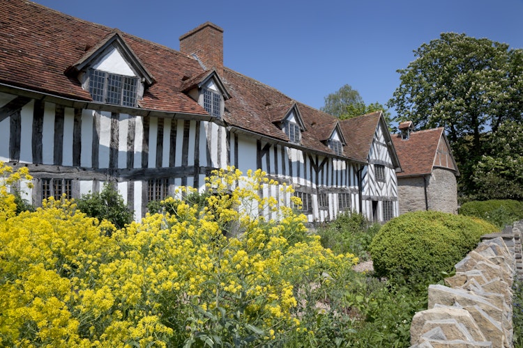 Mary Ardens Hus i Wilmcote, det historiske Tudor-bindingsværkshus hvor William Shakespeares mor blev født, med charmerende have og traditionel engelsk landidyl