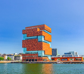 MAS Museum i Antwerpen - ikonisk moderne bygning med rød murstensfacade ved Bonapartes Dok i Belgiens historiske havneområde