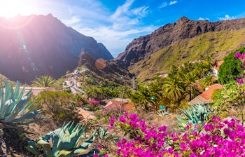Den berømte Masca landsby på Tenerife, Spanien - en spektakulær turistattraktion beliggende i dramatiske vulkanske bjerge med traditionelle huse og betagende udsigt over dalen