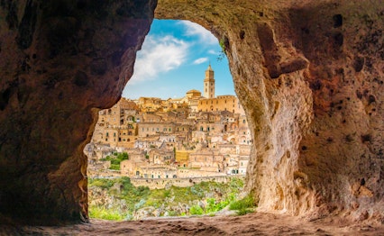 Udsigt til den historiske by Matera og Sassi huleboligerne i Basilicata, Syditalien, indrammet af en naturlig grotteåbning