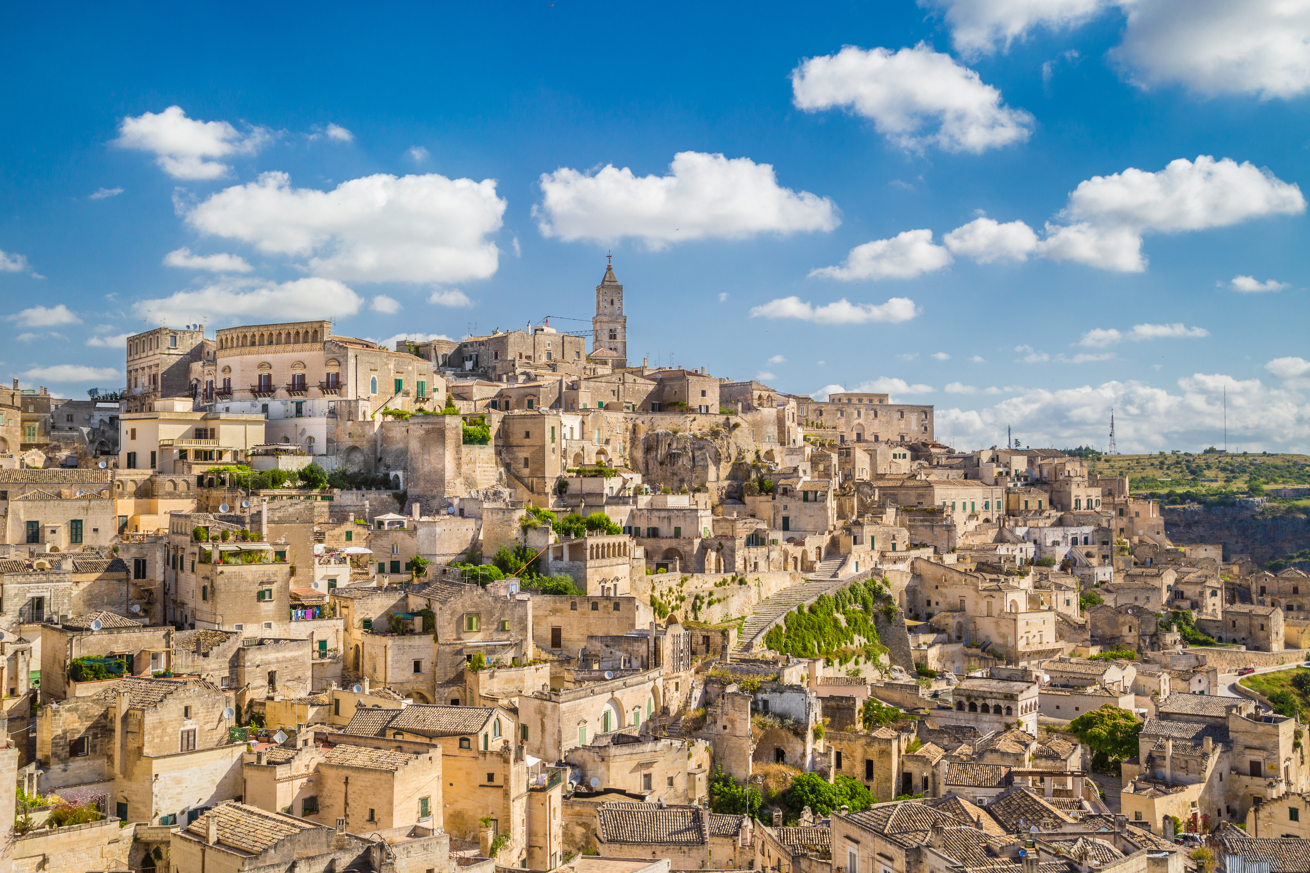 Panoramaudsigt over Materas gamle stenbyer med grotte-boliger og katedral i Syditalien