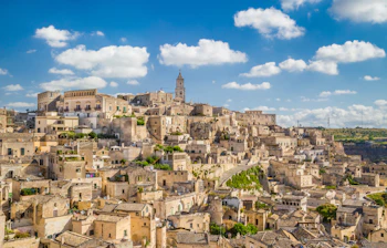 Panoramaudsigt over Materas gamle stenbyer med grotte-boliger og katedral i Syditalien