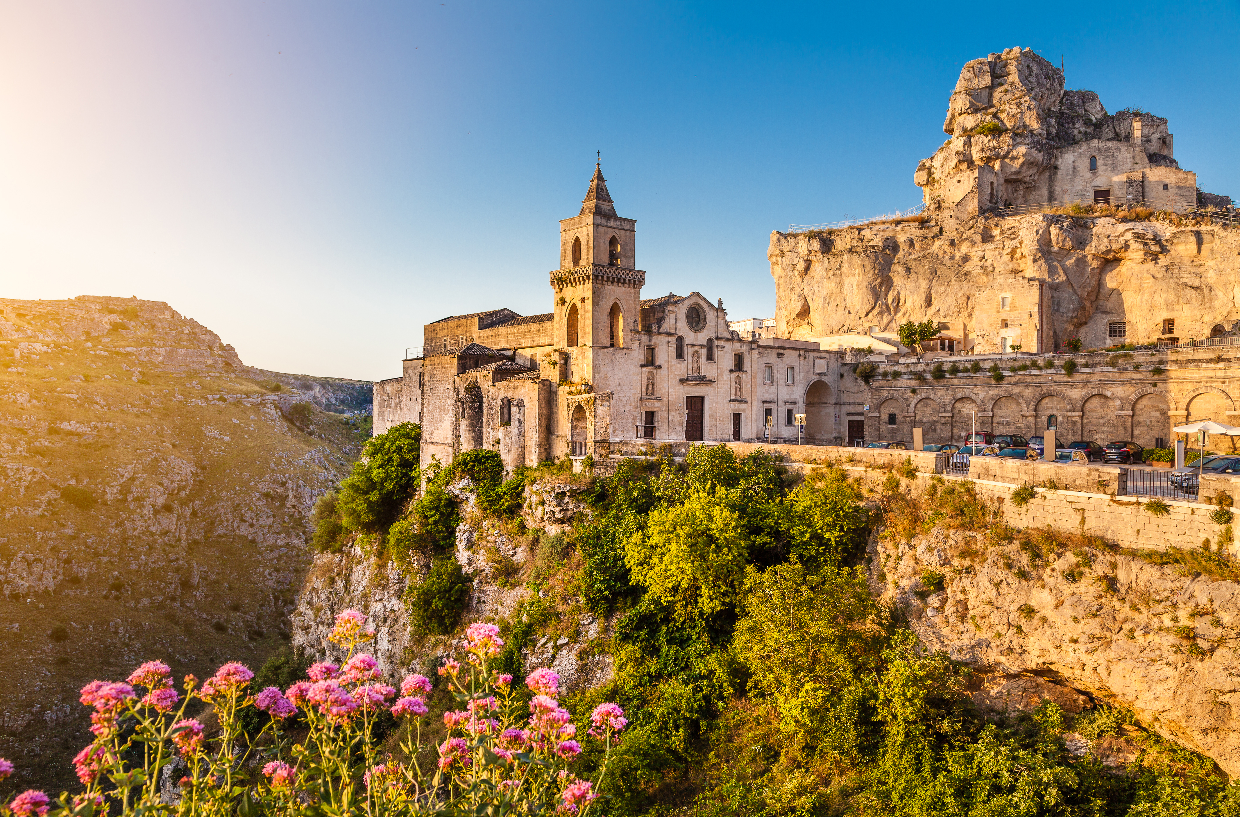 Den antikke by Matera med de historiske Sassi-huler badet i gyldent solopgangslys i Basilicata, Syditalien