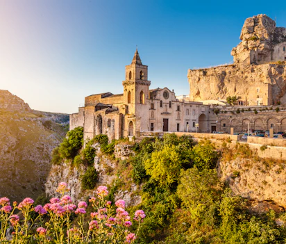 Den antikke by Matera med de historiske Sassi-huler badet i gyldent solopgangslys i Basilicata, Syditalien