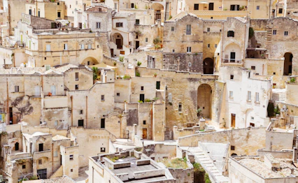 Historiske stenbyggerier og grotteboliger i Matera, Italien