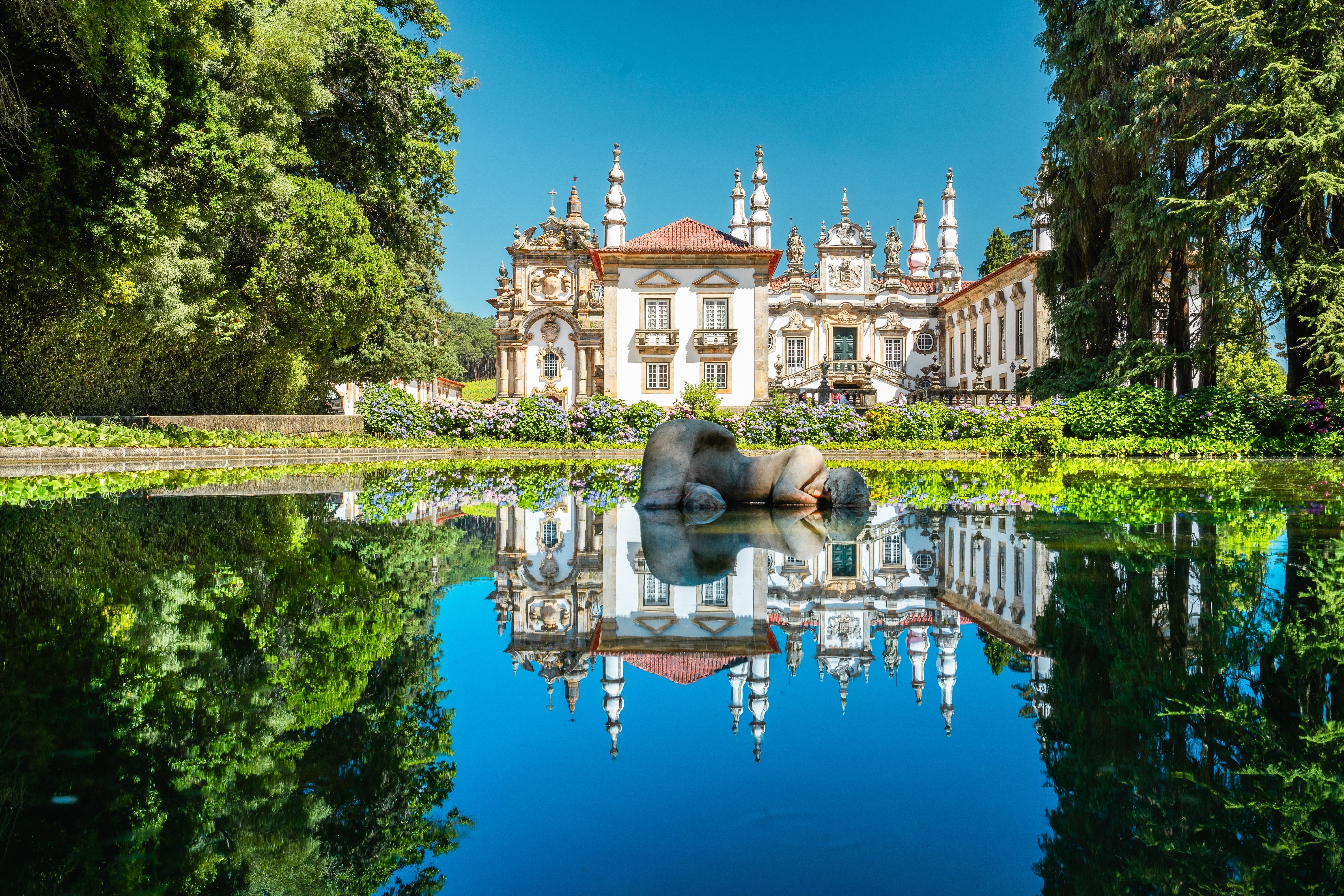Historiske Mateus Palace i Vila Real Portugal med barokarkitektur spejlet i pryddam