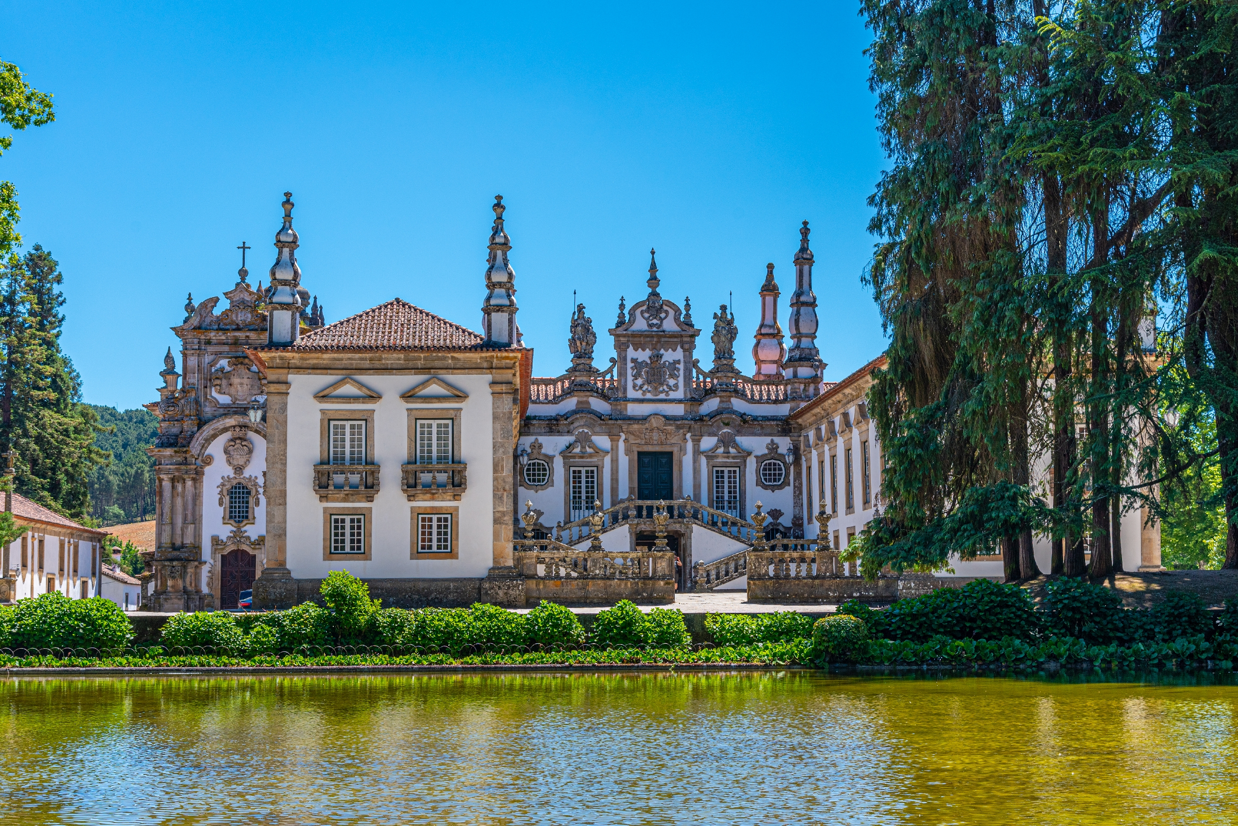 Historiske Mateus Palads med barok arkitektur og have dam reflektion i Vila Real Portugal