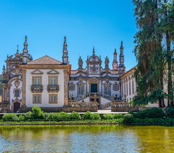 Historiske Mateus Palads med barok arkitektur og have dam reflektion i Vila Real Portugal