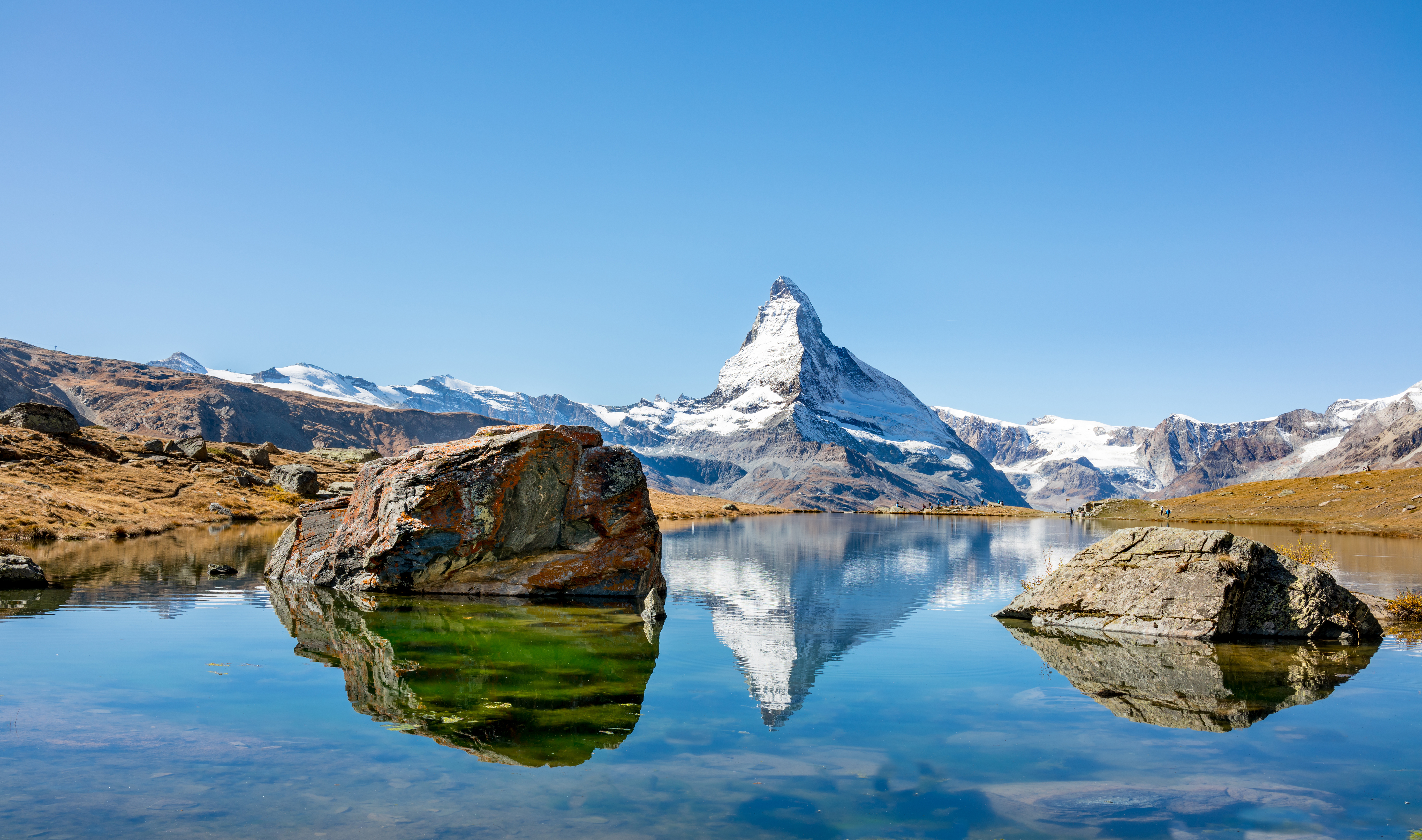 Det ikoniske Matterhorn bjerg spejler sig perfekt i Stellisee søens krystalklare vand i Zermatt, Schweiz
