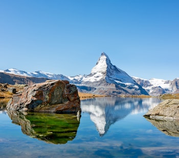 Det ikoniske Matterhorn bjerg spejler sig perfekt i Stellisee søens krystalklare vand i Zermatt, Schweiz