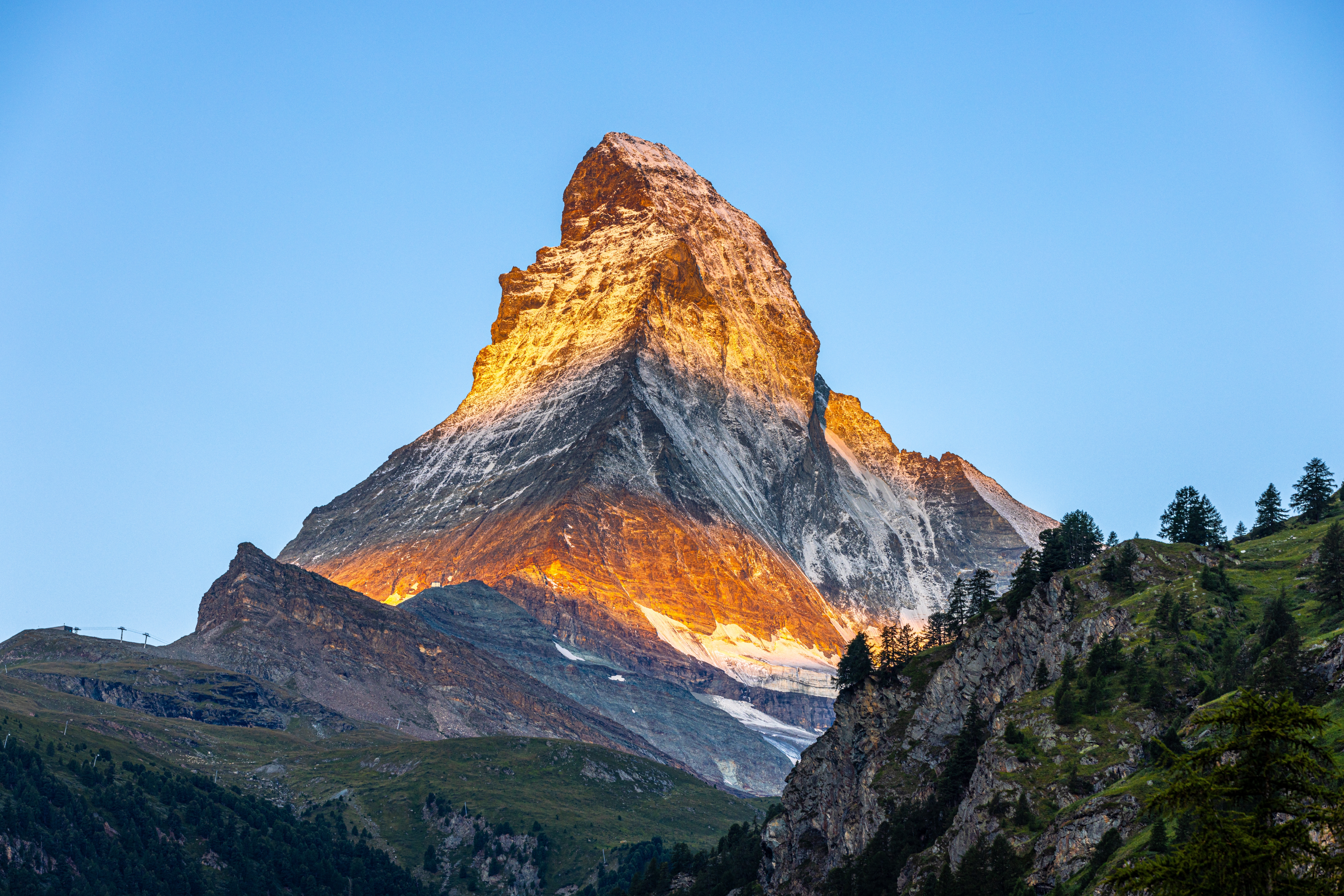 Majestætisk udsigt over Matterhorn-bjerget ved solopgang i Zermatt, Schweiz - et ikonisk rejsemål i de schweiziske alper