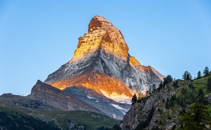 Majestætisk udsigt over Matterhorn-bjerget ved solopgang i Zermatt, Schweiz - et ikonisk rejsemål i de schweiziske alper