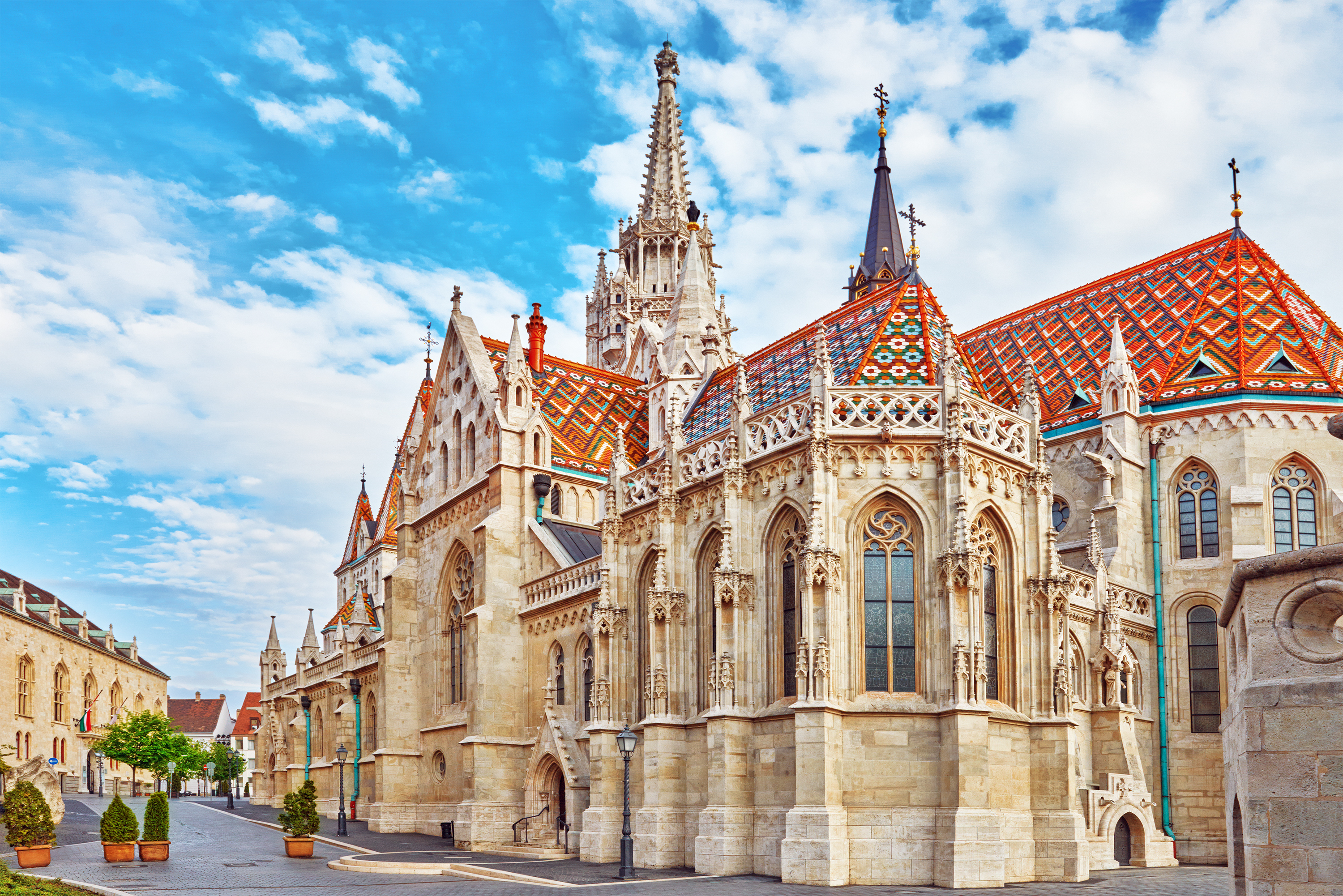 Matthias Kirke med smuk gotisk arkitektur og farverige tagsten i Budapest Ungarn