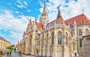 Matthias Kirke med smuk gotisk arkitektur og farverige tagsten i Budapest Ungarn