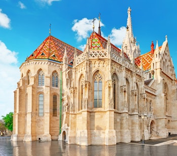 Den historiske Matthias-kirke i Budapest med sit farverige tagmønster, gotisk arkitektur og karakteristiske tårne - et af Ungarns vigtigste religiøse landemærker