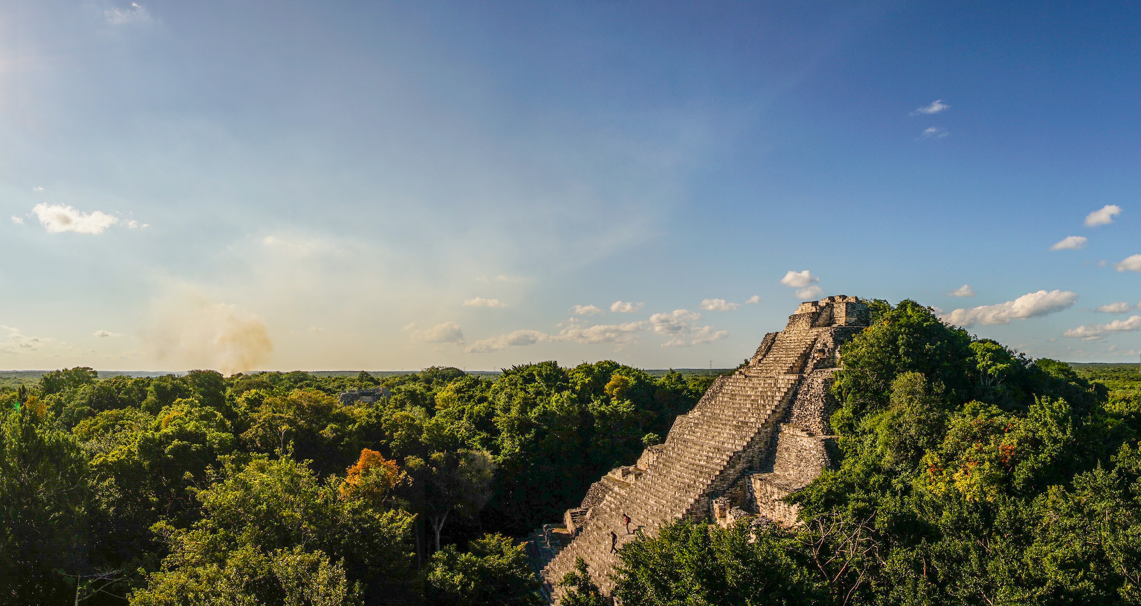 Majestætisk Maya-pyramide i Cobá der rejser sig over den tætte junglevegetation i Quintana Roo, Mexico