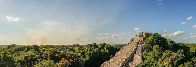 Majestætisk Maya-pyramide i Cobá der rejser sig over den tætte junglevegetation i Quintana Roo, Mexico