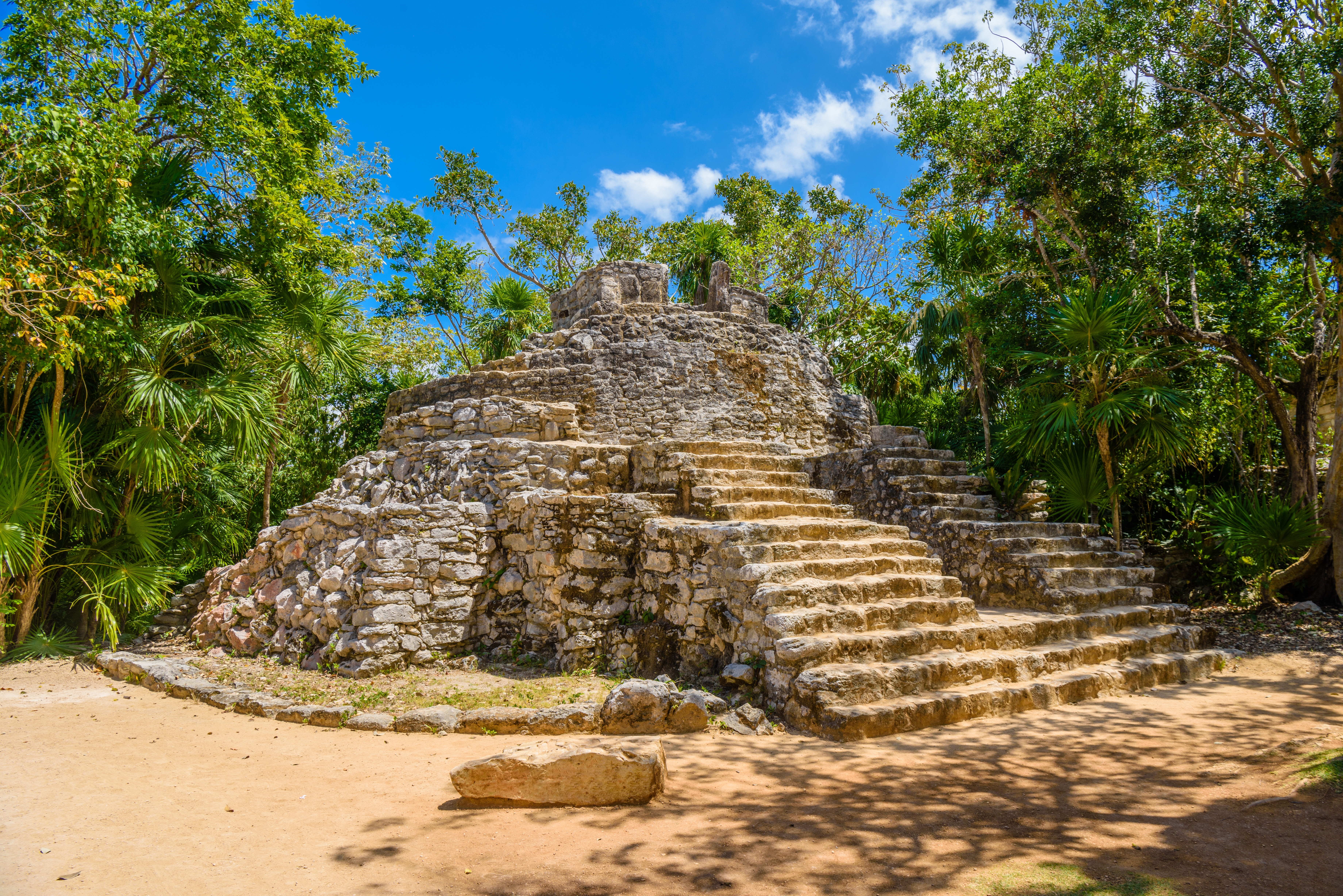 Historiske maya-ruiner omgivet af frodig tropisk jungle i Riviera Maya, Yucatan, Mexico - et fascinerende kulturarvsmonument