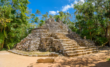 Historiske maya-ruiner omgivet af frodig tropisk jungle i Riviera Maya, Yucatan, Mexico - et fascinerende kulturarvsmonument