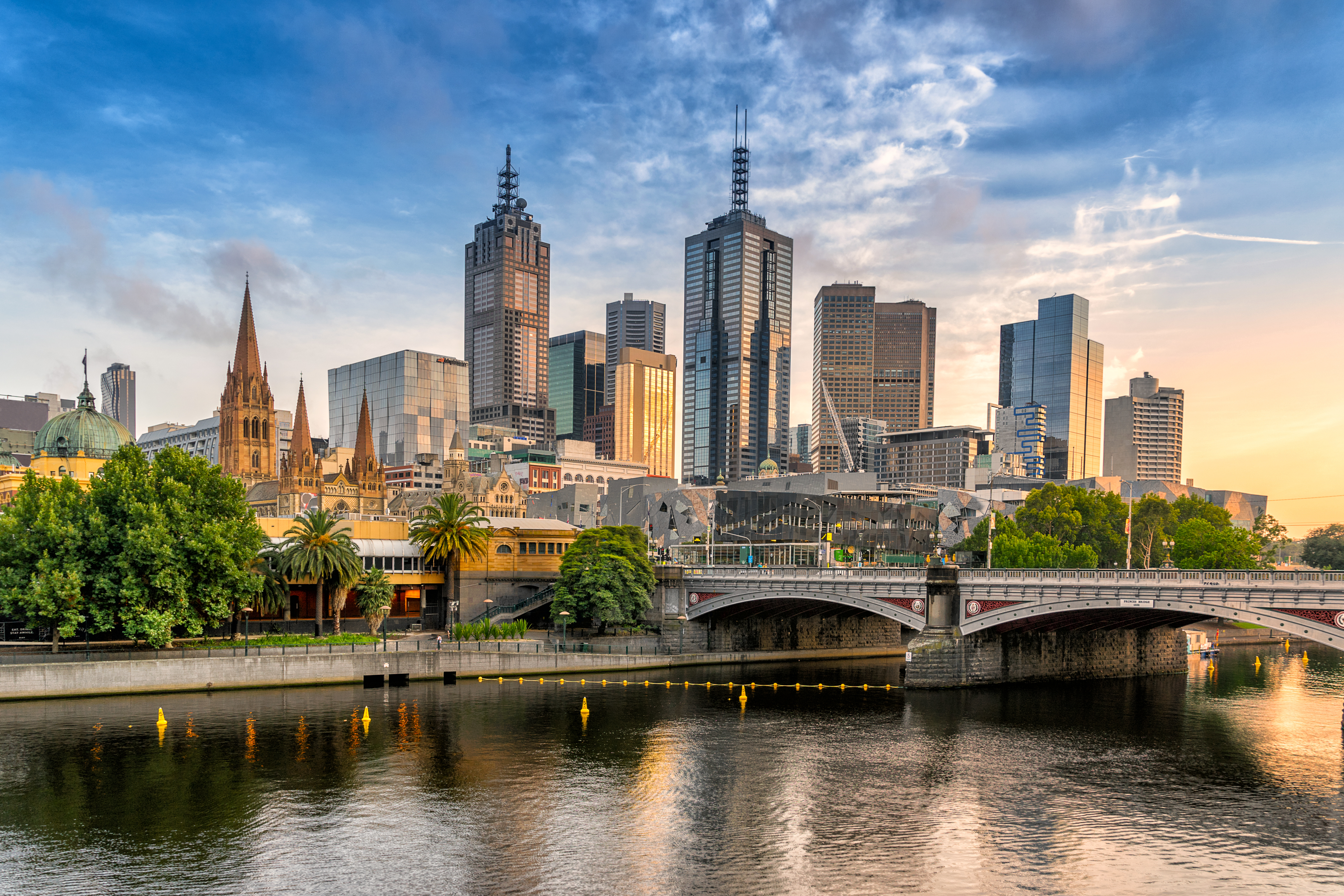Melbourne byskyline med Yarra River og Princess Bridge ved solnedgang, Victoria Australien