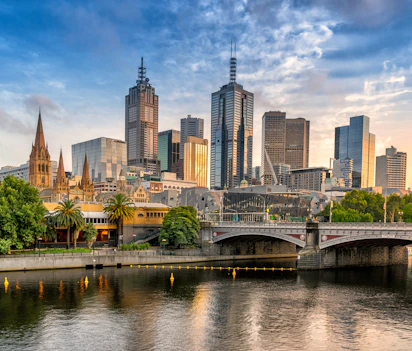 Melbourne byskyline med Yarra River og Princess Bridge ved solnedgang, Victoria Australien