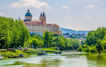 Majestætisk udsigt over det gule barokke Melk Kloster tronende over Donau-floden i UNESCO-beskyttede Wachau-dalen