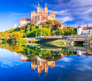 Melk Kloster i Østrig med efterårsfarver reflekteret i Donau floden