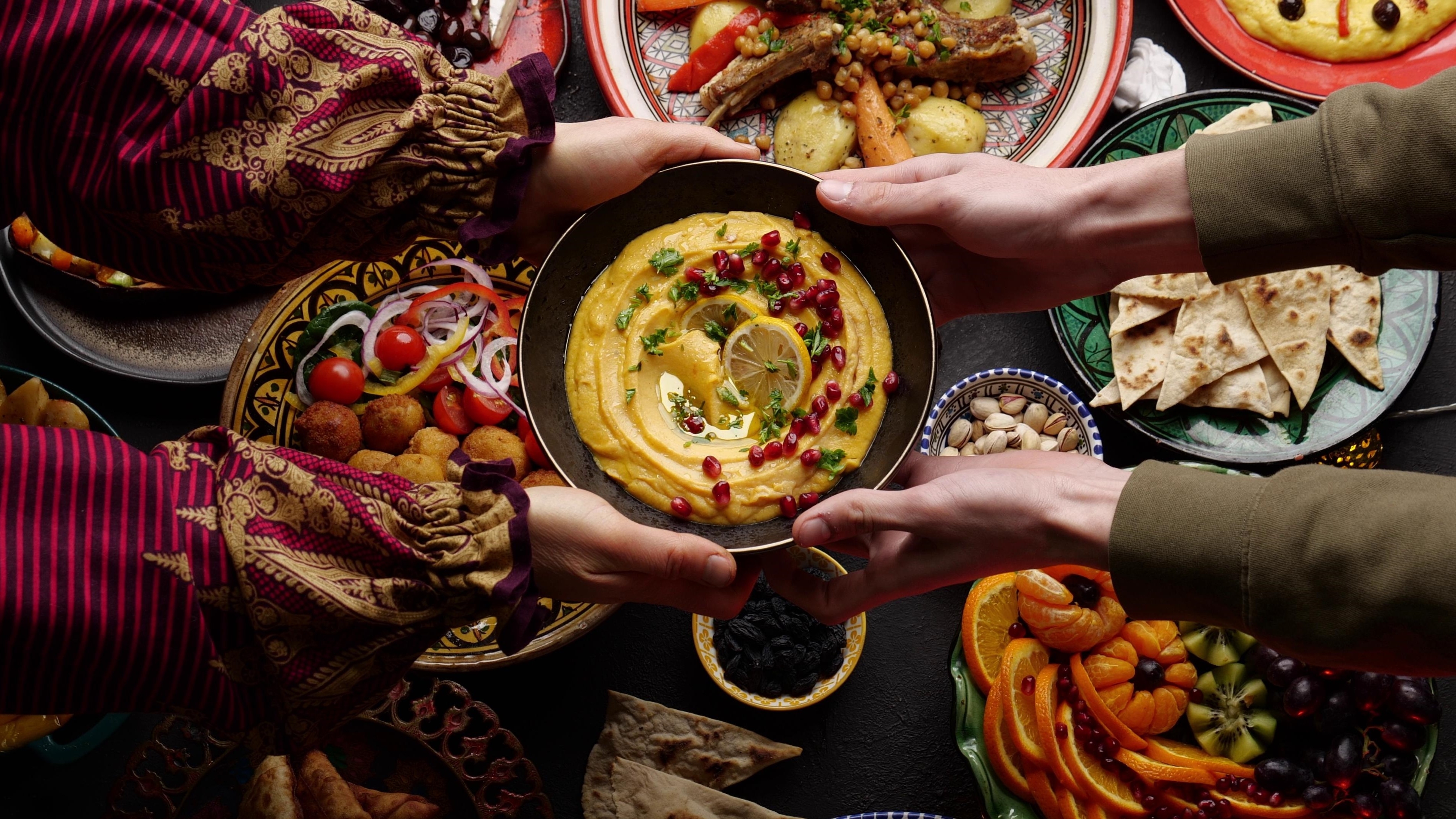 Traditionel mellemøstlig mad med hummus, pita brød og autentiske arabiske retter på rejseoplevelse