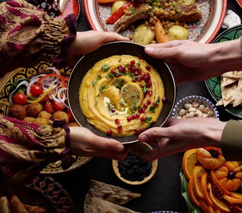 Traditionel mellemøstlig mad med hummus, pita brød og autentiske arabiske retter på rejseoplevelse
