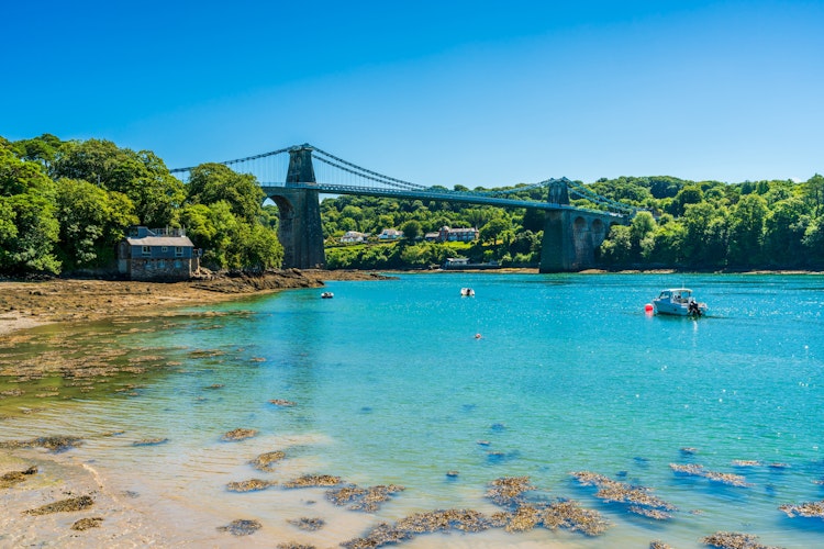 Den historiske Menai hængebro fra 1826 forbinder Anglesey-øen med fastlandet i Wales, et imponerende ingeniørværk og vartegn på vores rundrejse