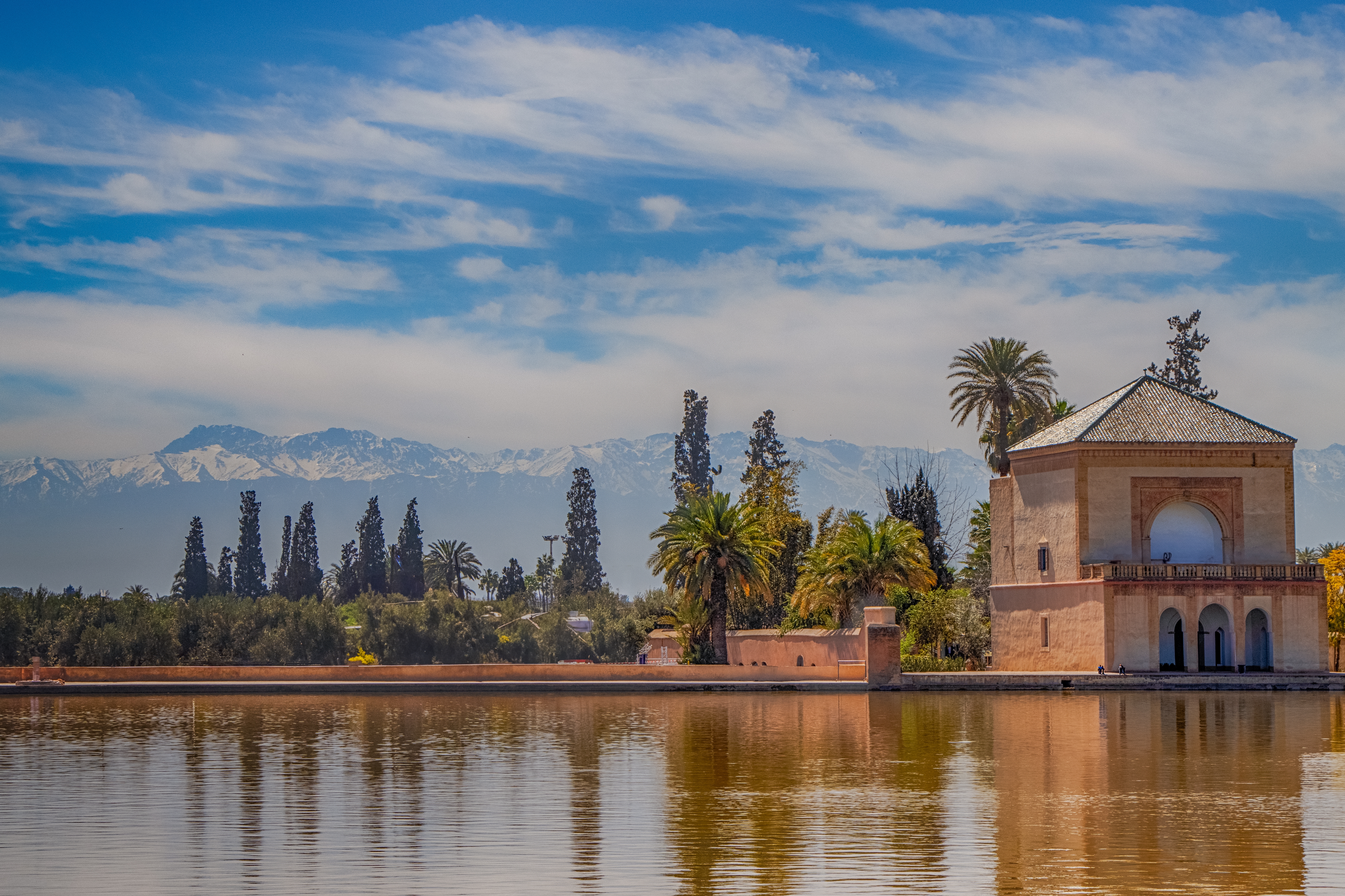 Menara-havens pavillon med spejlbassin og sneklædte Atlas-bjerge i baggrunden, Marrakech, Marokko