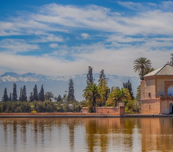 Menara-havens pavillon med spejlbassin og sneklædte Atlas-bjerge i baggrunden, Marrakech, Marokko